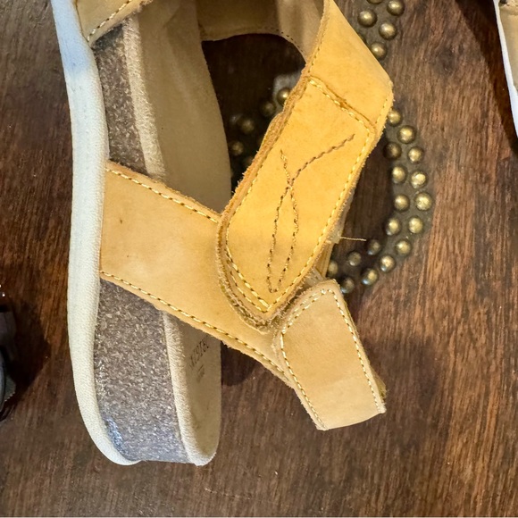 Earth Origins Yellow Sandals Wide Size 10 - Picture 10 of 10